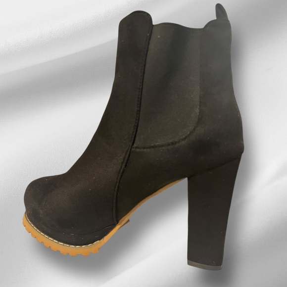 Black Heeled Chelsea Ankle Boots – Size 40 – Lug Sole, Suede Look - Picture 2 of 6